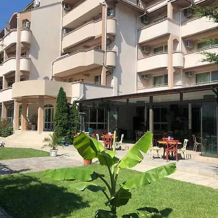 Апартхотел Lucky Family 4*