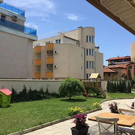 Lucky Family Апартхотел Равда