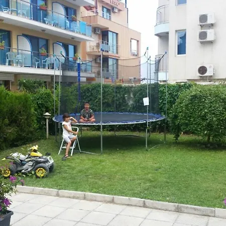 Lucky Family Апартхотел Равда