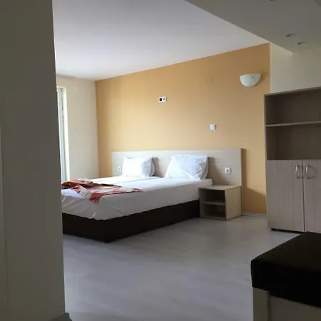 Lucky Family Апартхотел Равда